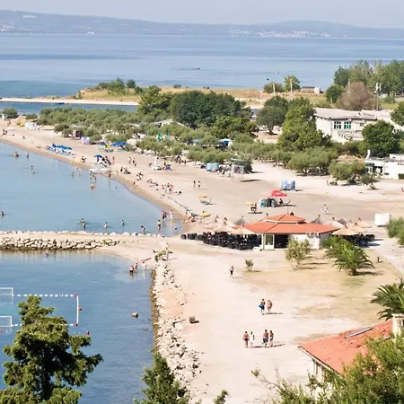 79-8 3* Duće